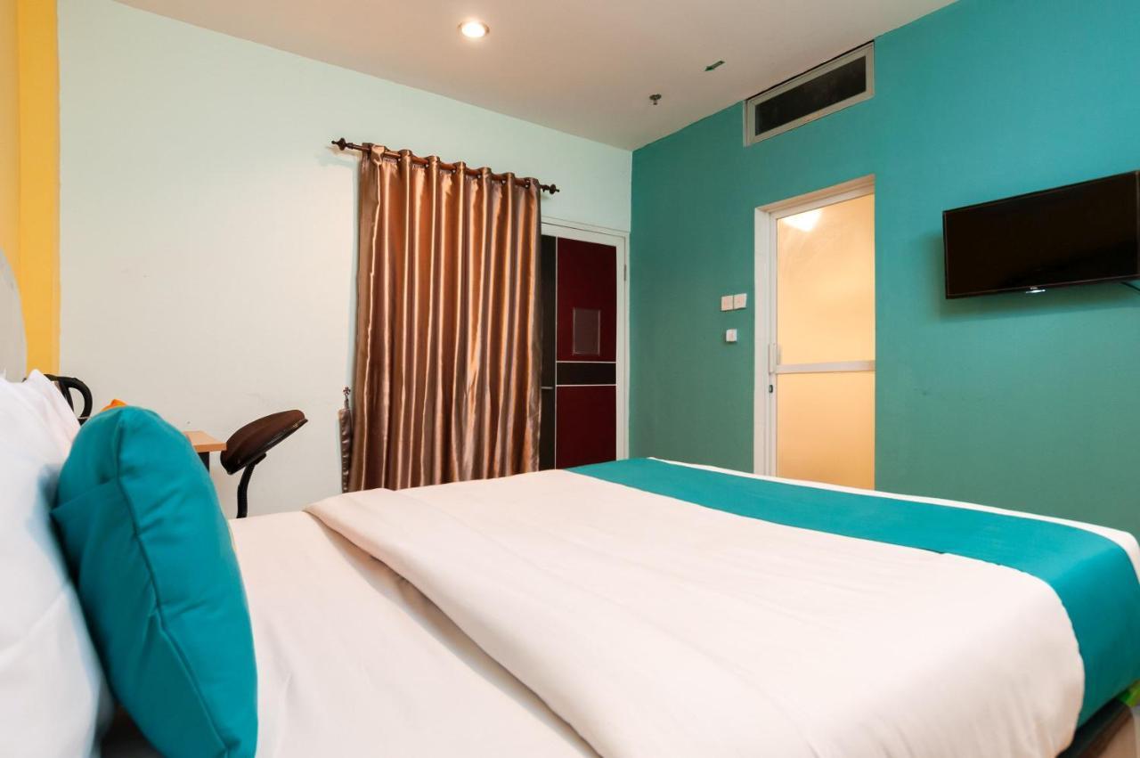 Sans Hotel Finest Medan Buitenkant foto
